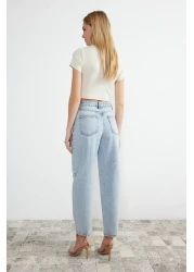  Collection بنطال جينز فضفاض عالي الخصر باللون الأزرق الفاتح TWOSS24JE00113