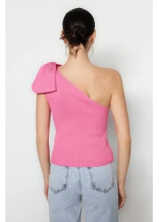  Collection بلوزة تريكو بأكمام واحدة باللون الوردي مع تفاصيل فيونكة TPRSS22BZ0166