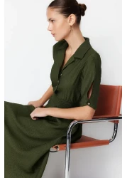  Collection فستان منسوج متوسط الطول بياقة قميص كاكي على شكل حرف A TWOSS21EL1023