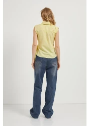 Arma Life بلوزة نسائية صفراء اللون بدون أكمام وياقة مزدوجة