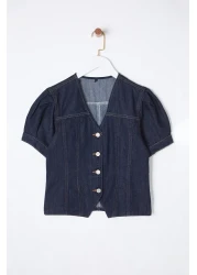  Collection بلوزة من قماش الدنيم بأكمام قصيرة باللون الأزرق الداكن ورقبة على شكل حرف V TWOSS25BZ00000