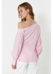  Collection بلوزة منسوجة برقبة قارب وردي TWOSS24BZ00553