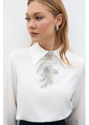 Sateen بلوزة إكرو مع إكسسوارات حجرية