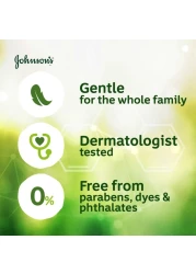 بودرة جونسون بيبي للرّضيع، بتركيبة نشا الذرة، ٩٩٪ بودرة نباتية المصدر، تمتص الرطوبة وتحمي البشرة، برائحة جونسون بيبي الكلاسيكية، تم اختبارها من أطباء الجلد، ٢٠٠غ