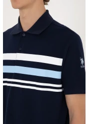 U.S. Polo Assn. تي شيرت رجالي ذو قصة عادية وياقة بولو باللون الأزرق الداكن 50306817-vr033