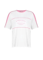  Collection تيشيرت محبوك أبيض 100% قطن مع شعار كبير الحجم / واسع القالب TWOSS24TS00132