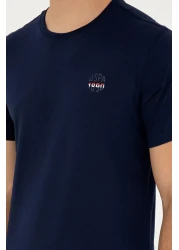 U.S. Polo Assn. تي شيرت رجالي ذو قصة عادية وياقة دائرية باللون الأزرق الداكن 50294329 -vr033