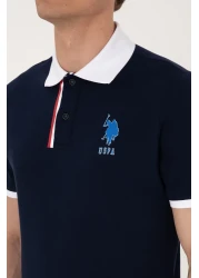 U.S. Polo Assn. تي شيرت رجالي ذو قصة عادية وياقة بولو باللون الأزرق الداكن 50299761-vr033