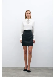 Sateen بلوزة إكرو مع إكسسوارات حجرية