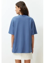  Collection تي شيرت محبوك كبير الحجم/مقاس واسع من القطن 100% باللون النيلي مع طباعة المدينة TWOSS24TS00079