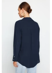  Collection قميص منسوج كبير الحجم باللون الأزرق الداكن - مقاس واسع TWOAW24GO00207