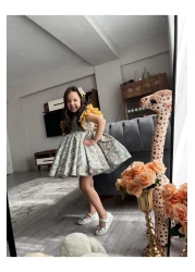 Sare Çocuk Giyim فستان بناتي بتصميم خاص على شكل زهرة صفراء على الكتف منتفخة (100% قطن) + إبزيم