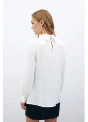 Sateen بلوزة إكرو مع إكسسوارات حجرية