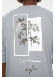 Trendyol Collection تي شيرت قطني واسع القطع مطبوع عليه زهور رمادية - TMNSS21TS1223